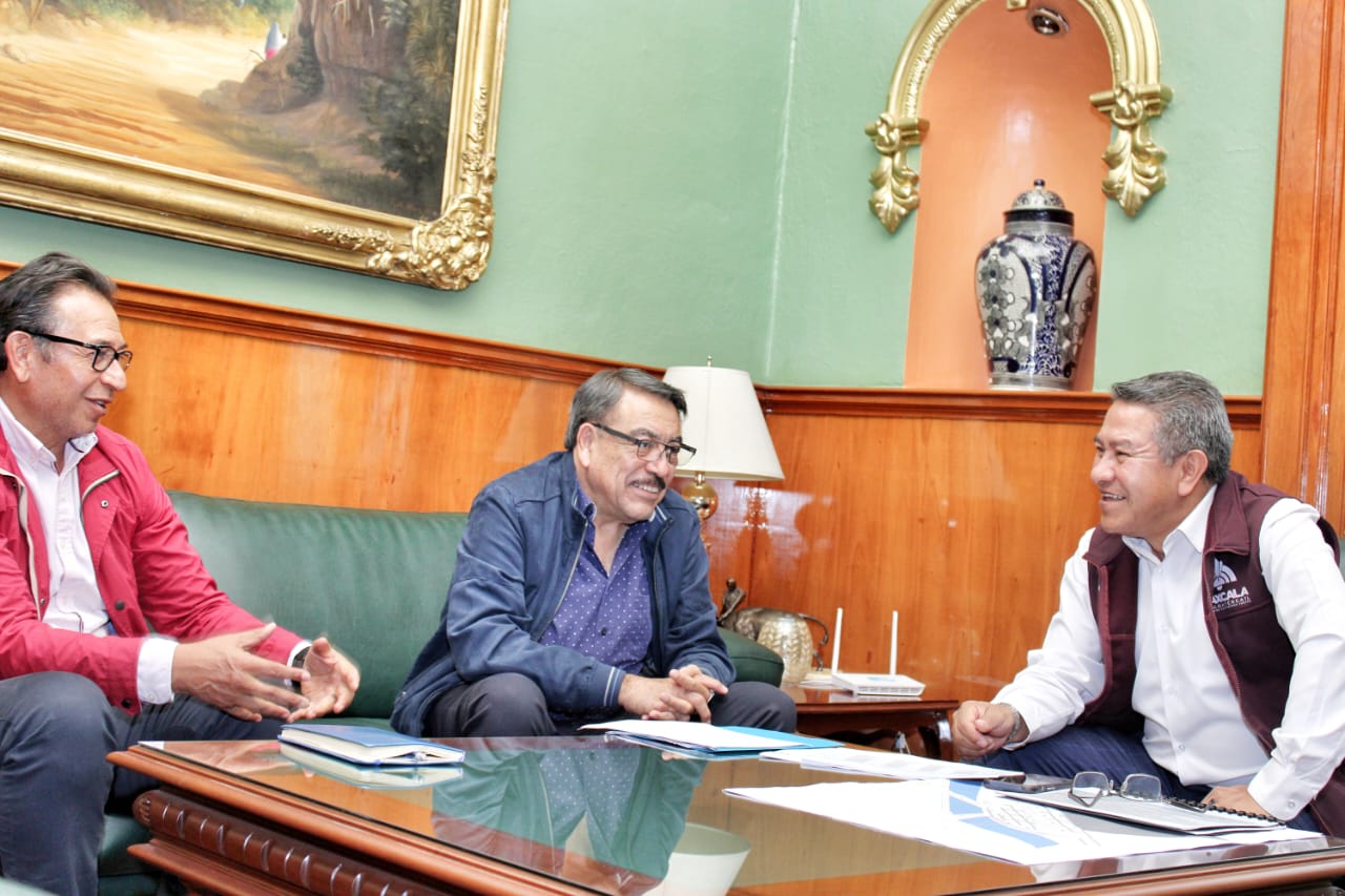 Alcalde Carlos López mantiene contacto directo con los comerciantes del centro